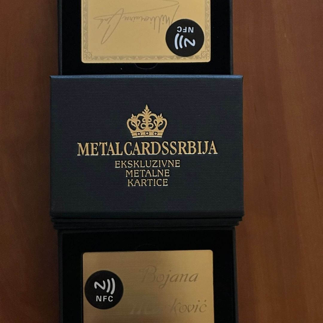 Crna metalna NFC kartica sa zlatnom gravurom