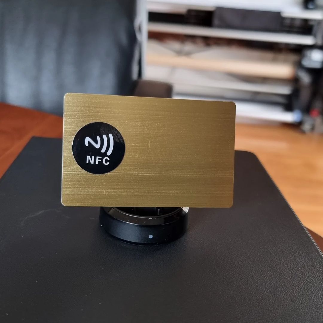 Zlatna metalna NFC kartica