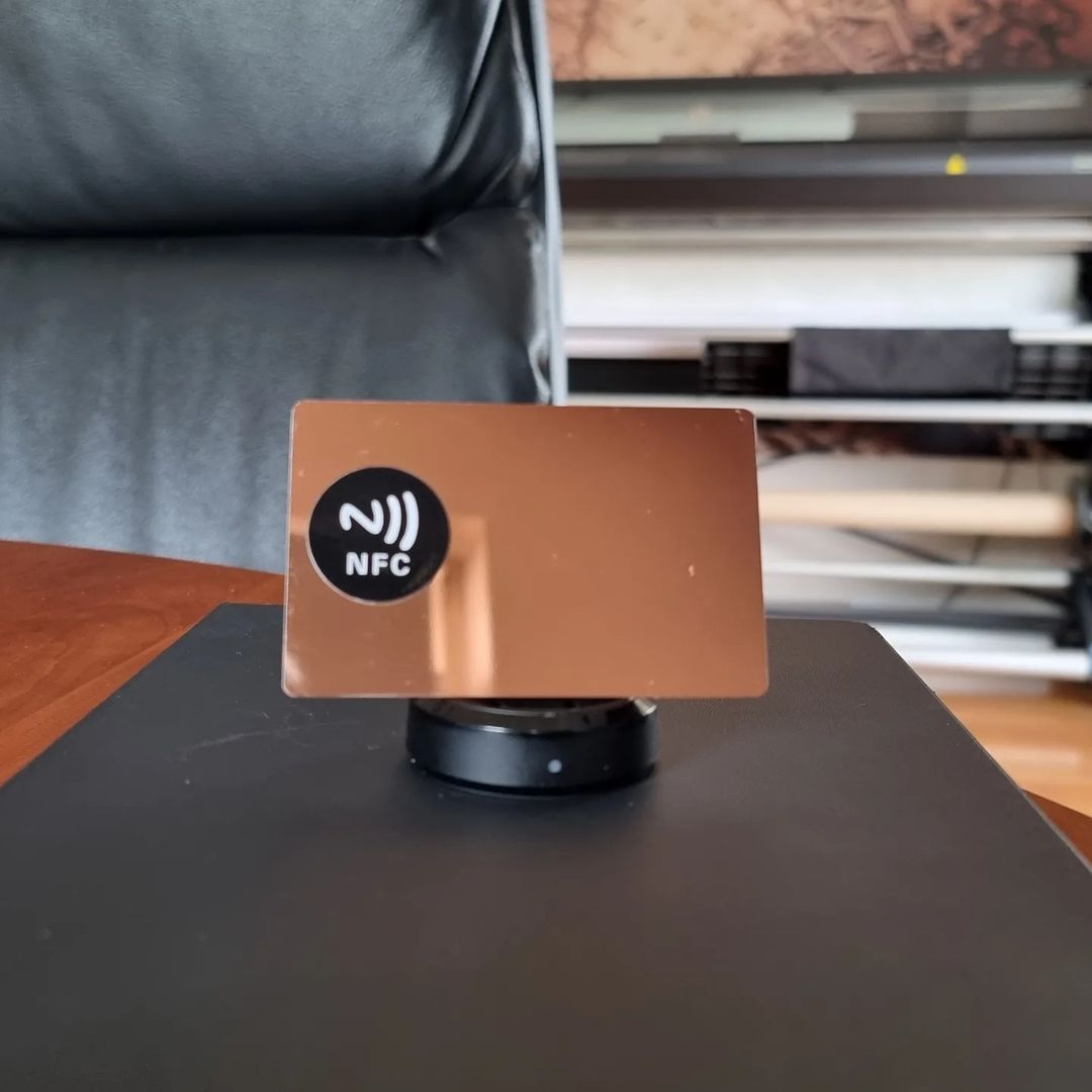 Bakarna metalna NFC kartica