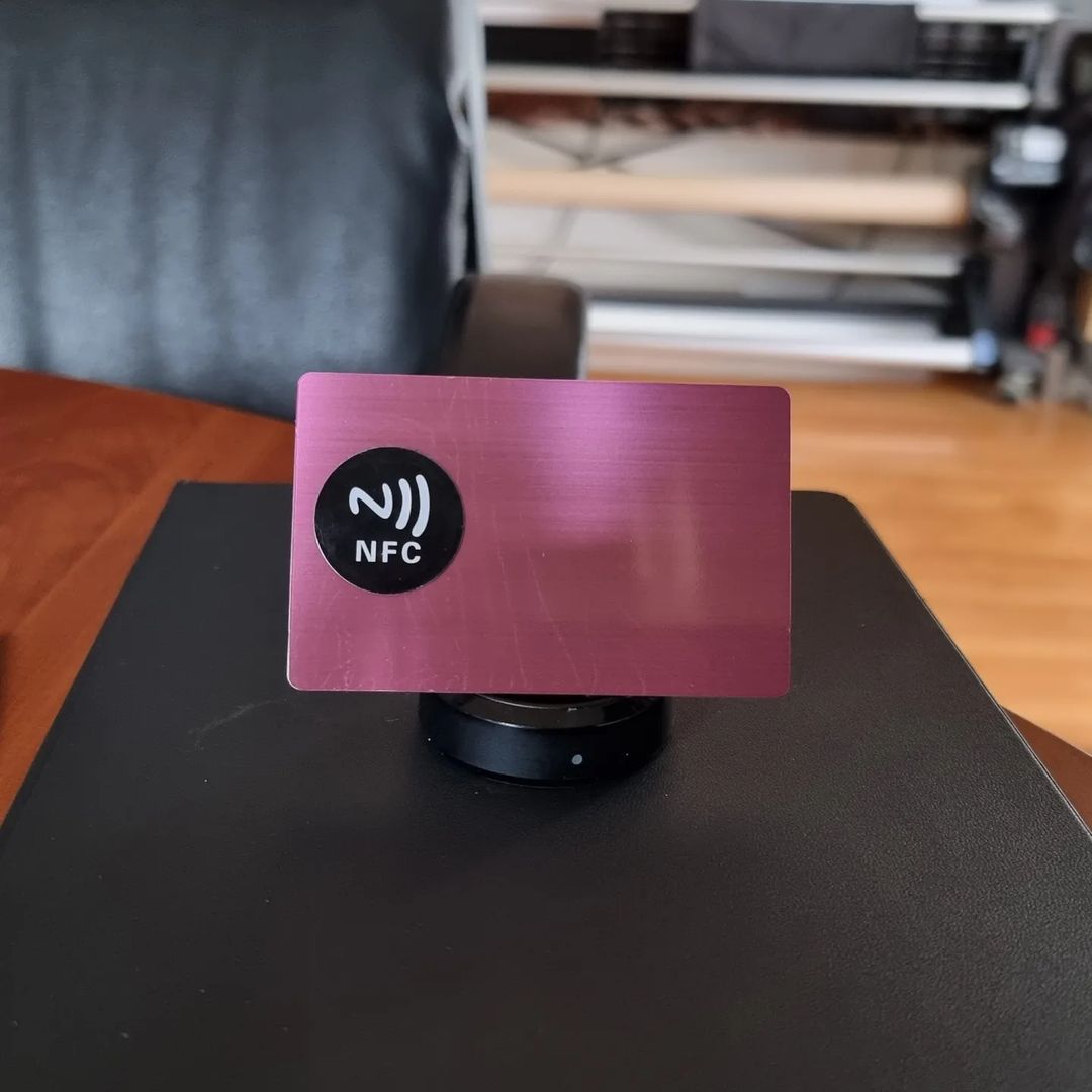 Roze metalna NFC kartica
