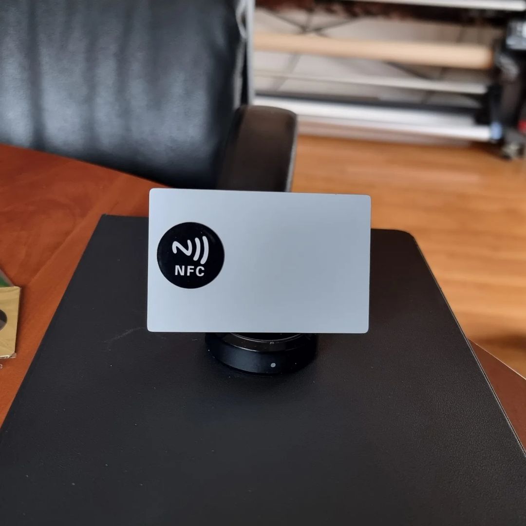 Srebrna metalna NFC kartica